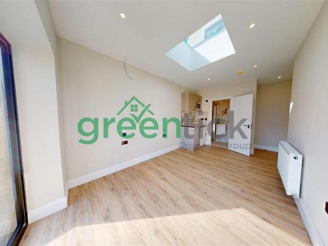 7 bedroom end of terrace house to rent
