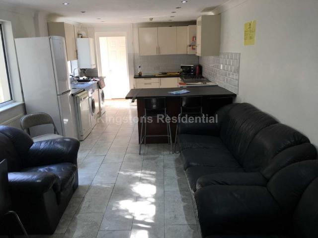 7 bedroom end of terrace house to rent