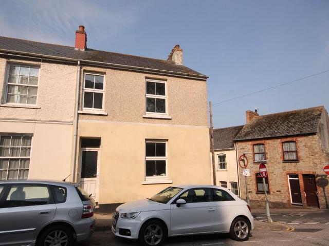 7 bedroom end of terrace house to rent
