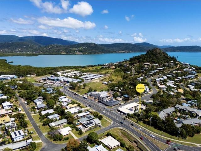 7 Bedroom House CANNONVALE QLD 104951593