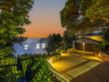 7 Bedroom House For Sale in Camps Bay