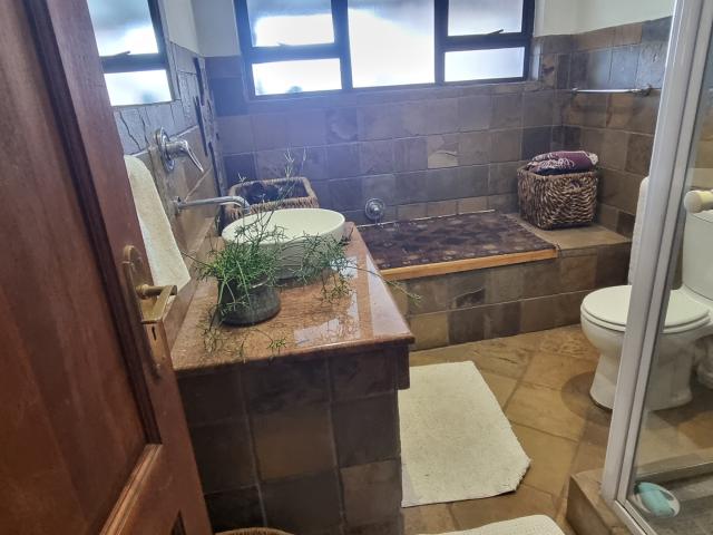 7 Bedroom House For Sale in Cashan
