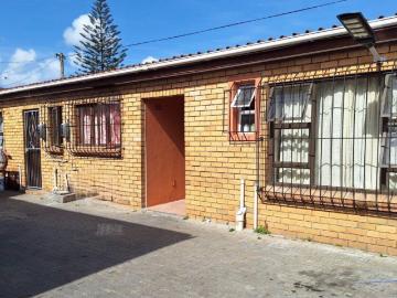 7 Bedroom House For Sale in Charlesville