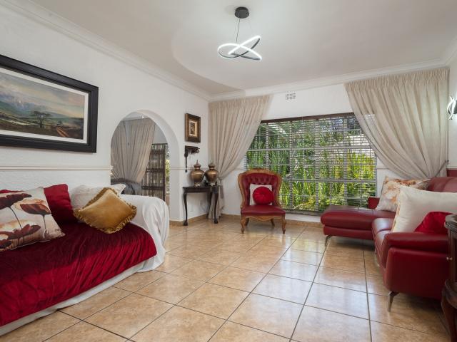 7 Bedroom House For Sale in Alberante
