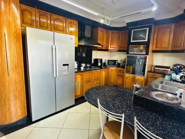 7 Bedroom House For Sale in Burlington Heights