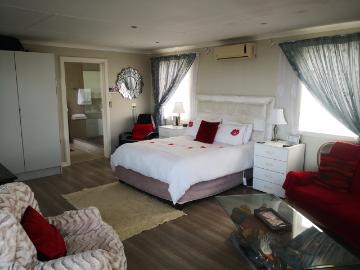 7 Bedroom House For Sale in Gonubie