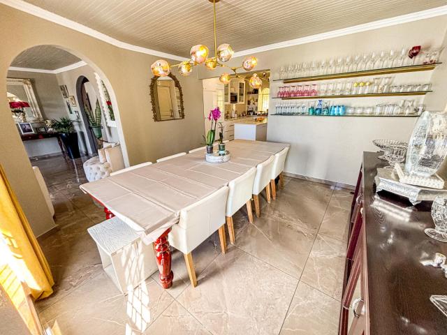 7 Bedroom House For Sale in Glenvista