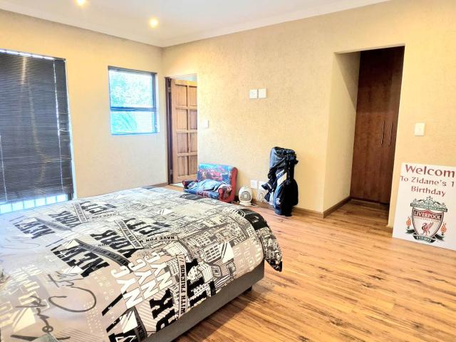 7 Bedroom House For Sale in Glenvista