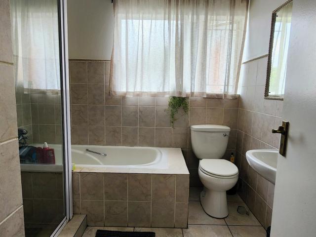 7 Bedroom House For Sale in Farrarmere