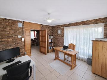 7 Bedroom House For Sale in Florauna