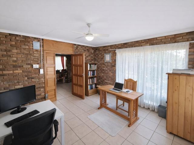 7 Bedroom House For Sale in Florauna