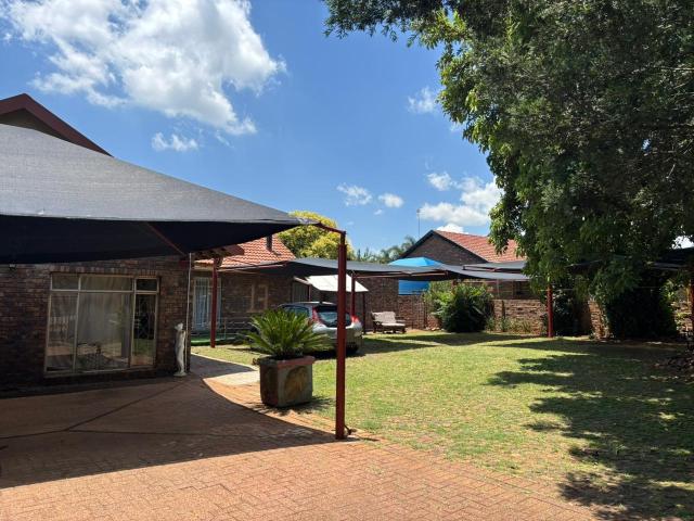 7 Bedroom House For Sale in Kanonkop
