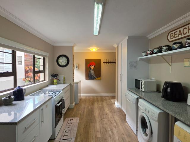 7 Bedroom House For Sale in Haga