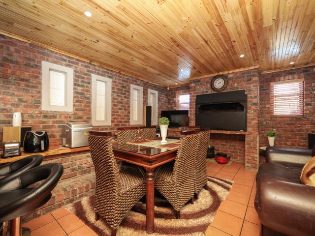 7 Bedroom House For Sale in Heather Park