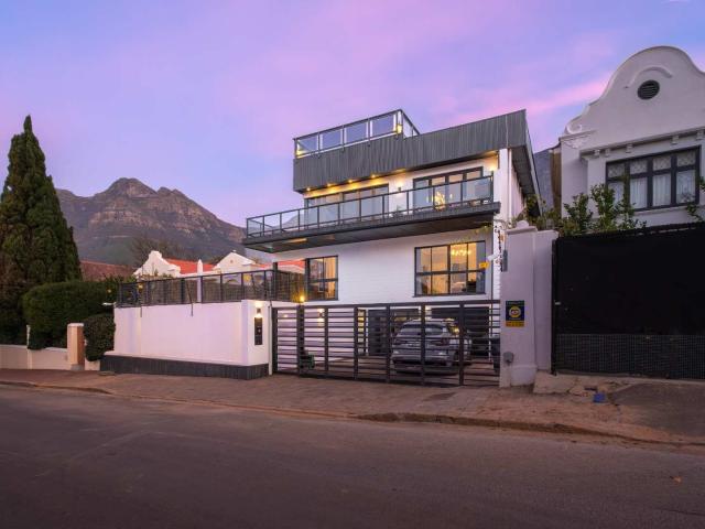 7 Bedroom House For Sale in Oranjezicht