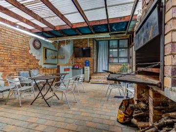 7 Bedroom House For Sale in Meadowbrook