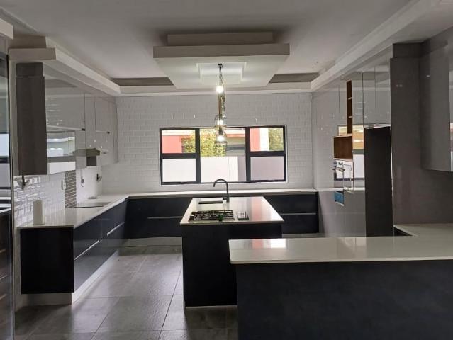 7 Bedroom House For Sale in Melodie