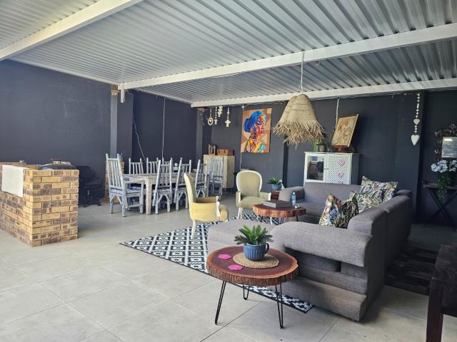 7 Bedroom House For Sale in Scottburgh Central