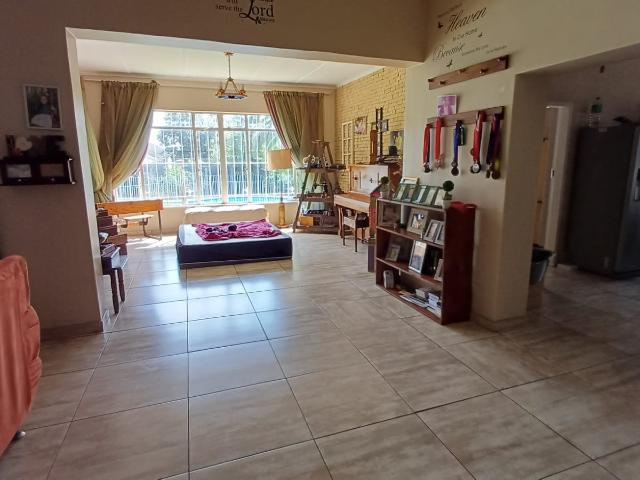 7 Bedroom House For Sale in Parkhill Gardens