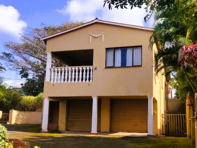 7 Bedroom House For Sale in Uvongo Beach