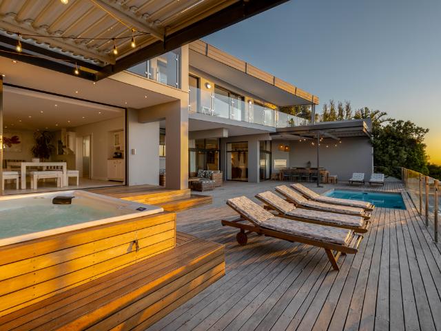 7 Bedroom House To Let in Camps Bay