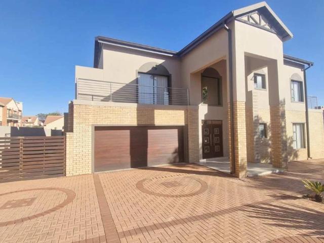 7 Bedroom House to Rent in Rietvlei Heights Country Estate