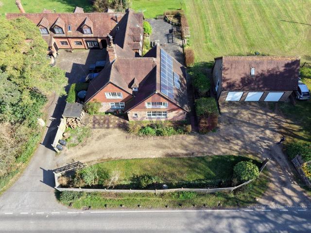 7 bedroom link detached house for sale