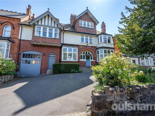 7 bedroom link detached house for sale