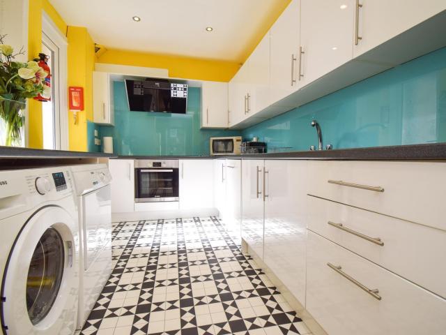 7 Bedroom Mid Terraced House