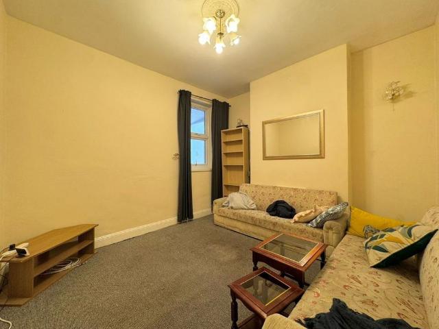 7 bedroom semi detached house to rent