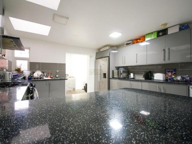 7 bedroom terraced house to rent