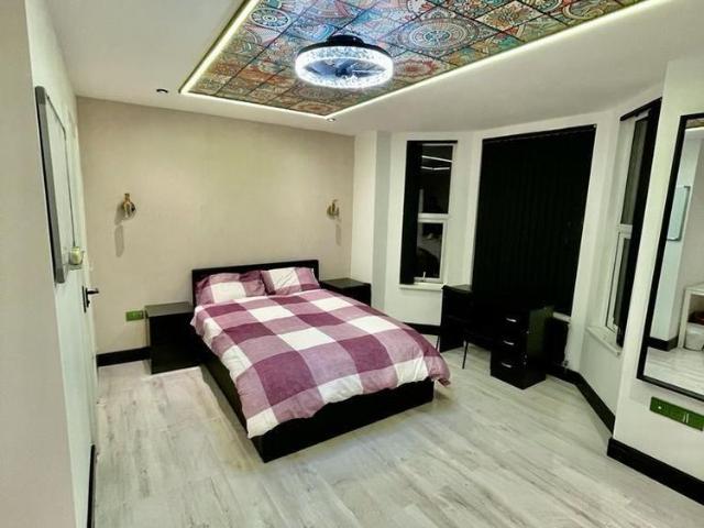 7 bedroom terraced house to rent