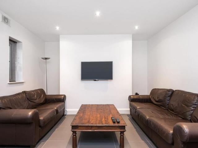 7 bedroom terraced house to rent