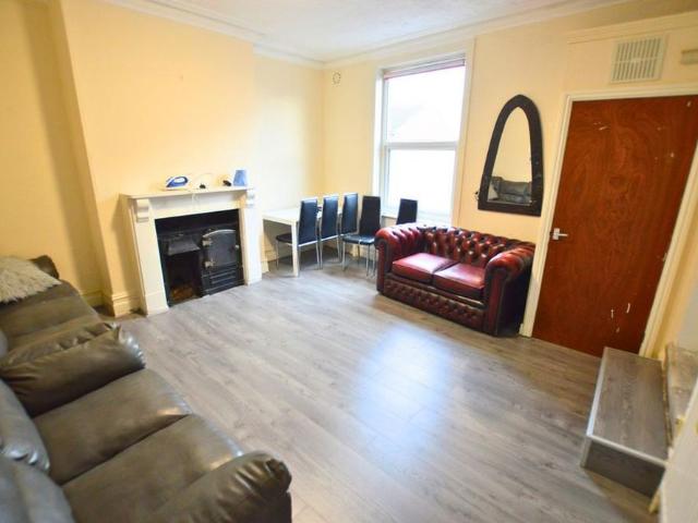 7 bedroom terraced house to rent
