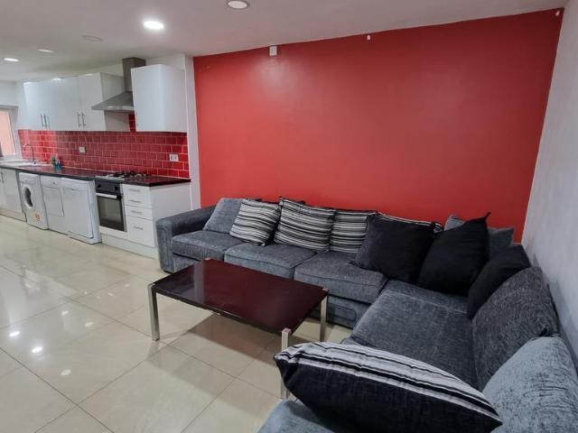 7 bedroom terraced house to rent