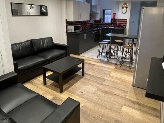7 bedroom terraced house to rent
