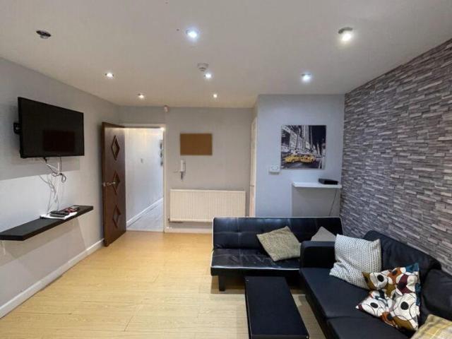 7 bedroom terraced house to rent