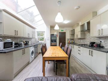 7 bedroom terraced house to rent