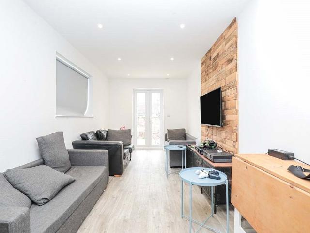 7 bedroom terraced house to rent
