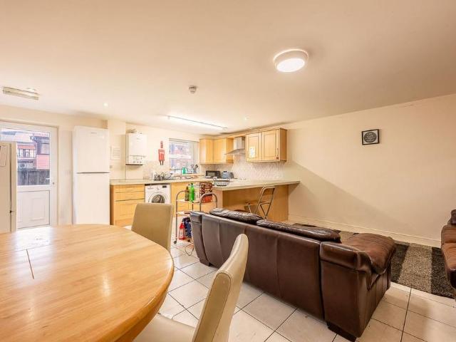 7 bedroom terraced house to rent