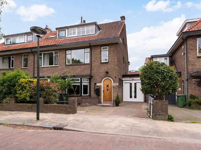 7 bedrooms Huurwoning Surface Area: 204m2