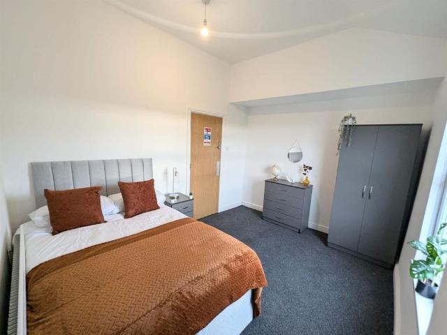 7 Beds Terraced House