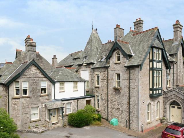 7 Berners Close, Grange over Sands. 2 bed apartment to rent £825 pcm £190 pw