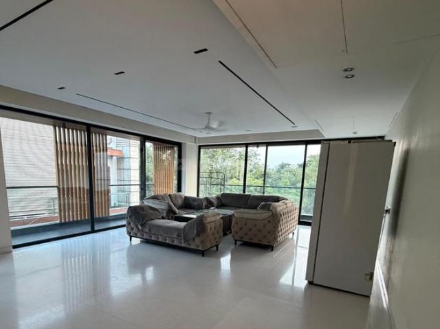 7 BHK Duplex in Punjabi Bagh for resale New Delhi. The reference number is 19773828