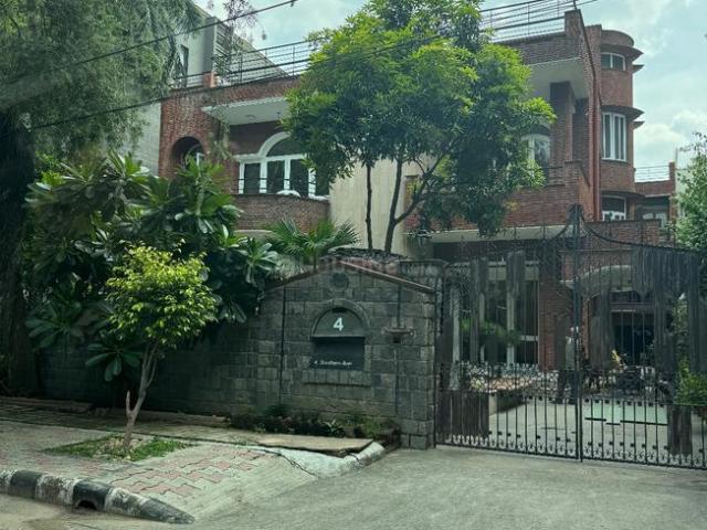 7 BHK Independent House in Maharani Bagh for resale New Delhi. The reference number is 18989674