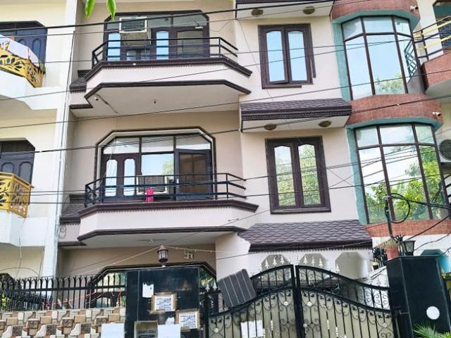 7 BHK Independent House in Sector 31 for resale Gurgaon. The reference number is 21157600