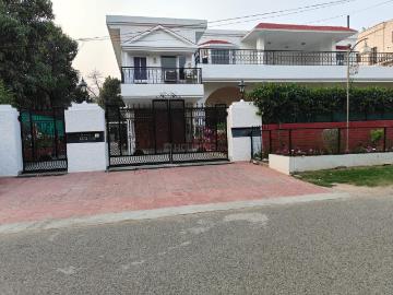 7 BHK Independent House in Sector 33 for resale Chandigarh. The reference number is 19810533