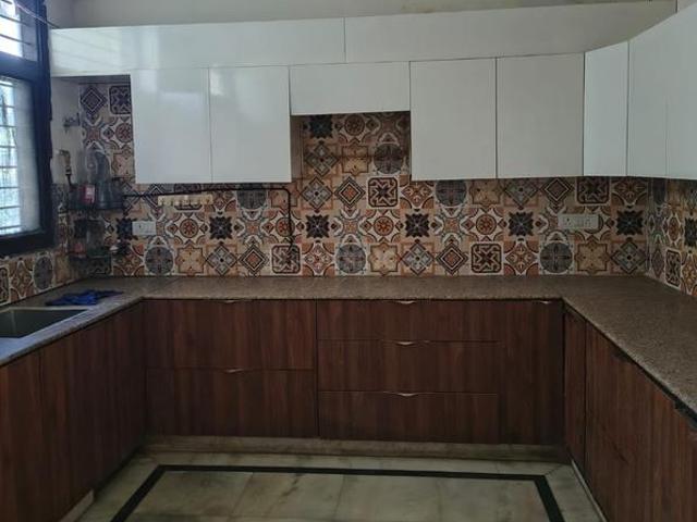 7 BHK Independent House in Sector 40 for resale Noida. The reference number is 20126173