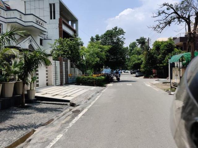 7 BHK Independent House in Sector 52 for resale Noida. The reference number is 20884288