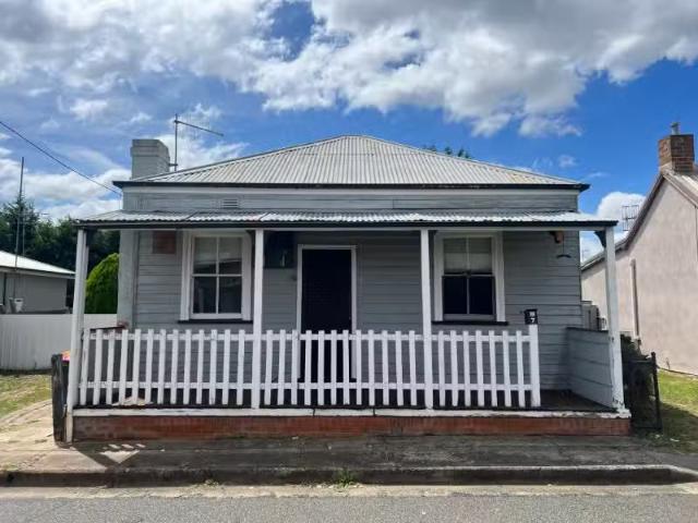 7 Bruce St, Goulburn House for rent Listed by Sue Rosella of.